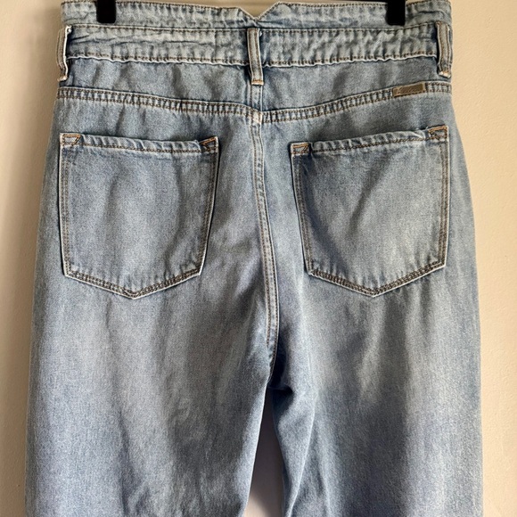 Kancan High Rise Waist Band Detail Distressed Light Wash Mom Jean Size 11/29 - Picture 7 of 10